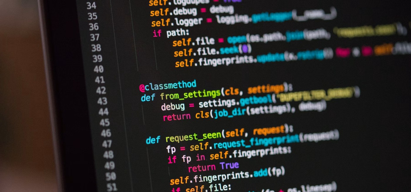 Gros plan sur du code affiché sur un écran d'ordinateur dans l'obscurité.